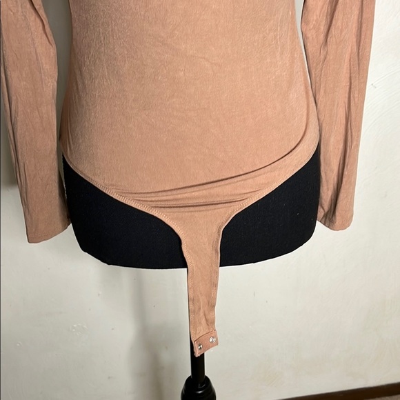 Astr the Label Twist Front Bodysuit Taupe Long Sleeve Size M - Picture 4 of 8